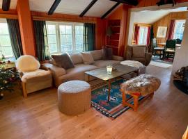 Authentic Norwegian ski chalet for 8 with fireplaces & modern comfort near Geilo ski slopes: Geilo şehrinde bir otel