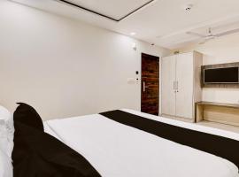 Townhouse OAK The Hotel Square Villa، فندق في غازي آباد