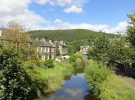 Peebles Cottage Apartment with River View and Bike Store, viešbutis mieste Piblsas