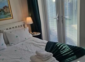 Eskdale DH1 2UH Durham, own long drive, quite, secure, Hotel in Durham