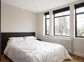Spacious King Room on the Heart of Chiswick West London