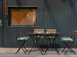 Cozy tiny container house by the river Danube, hotel v Gabčíkove