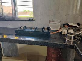 Cozy 2BHK Farm House Villa with Swim Pool and Rain Dance, hotel 