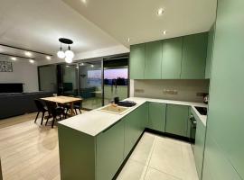 New Amazing 2 bedroom flat near casino beach mall, Hotel in Limassol