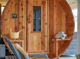 Private Cedar Sauna Retreat - Kitchenette, King Bed, Spa Bath - Deep Cove