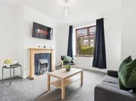 Comfortable 2-Bed Home with Parking & Garden Fast WiFi Near Town