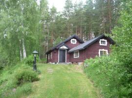 Charming cottage, beautiful natur, lake in 200 m, Hotel in Gamleby