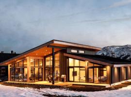 Bright & spacious family villa on the south coast، فندق في Ölfus