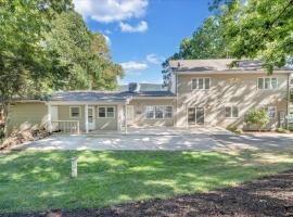 Thomwells Family Affair - Private Dock, Sleeps 18!, hotel u gradu Penhook