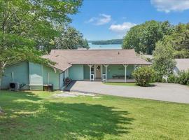 Kelly Kove - Beach Area Sleeps 14, Private Dock, Pet Friendly, hotel u gradu Penhook