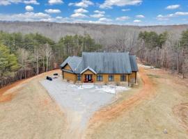 Liberty Pines - Lakefront Log Home, Swim Spa & Game Room, hotel a Moneta