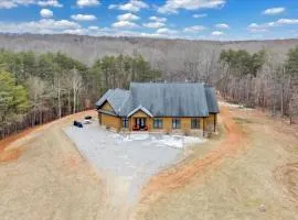 Liberty Pines - Lakefront Log Home, Swim Spa & Game Room