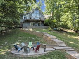 Lake Pleasant - Lakefront, Private Dock, Game room, hotel u gradu Huddleston