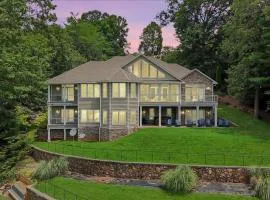 Great Escape on Smith Mountain Lake - Lakefront, Private Dock, & Hot Tub