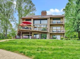 Dancing Water - Sleeps 10, Private dock, Game Room & Hot Tub, hotel a Moneta