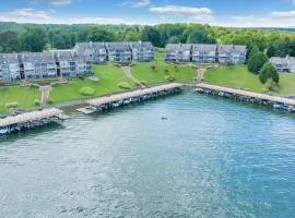 Lake Vibes - Pet Friendly Lakefront Condo!