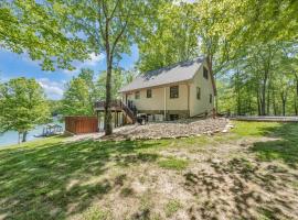 Sunrise Retreat - Sleeps 12, Lakefront Home with Hot Tub, Hotel in Huddleston