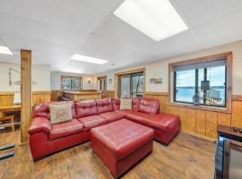 Lakeside Lodge - Lakefront home with private dock & hot tub, hotel a Moneta