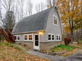 Chalet Cabin 7-Acres Pond!, hotel em Andover