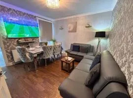 Spacious 4BR House Free Parking Prime Location