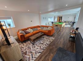 5 Bedrooms, Pool Table, Sleeps 10, Contractor Stays, Family Gatherings - Secure Free Parking, hotel i Stainforth