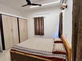 Nisarg Homestay with Kitchen Dinning, Hotel in Bhuj