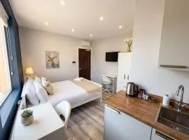 Chic Studio Auto Check-In, 15 Min to Central