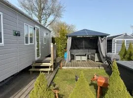 Chalet Meerwijck mit Terrasse am Wasser mit Strand und Schwimmbad