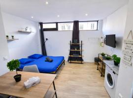 Studio avec terrasse, hotel a Elbeuf