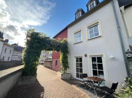 Haus direkt an der Saar - Altstadt - Flussblick โรงแรมในซาร์บวร์ก