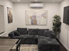 Cozy 2-bedroom with jacuzzi tub in perfect Queens with AC near JFK, хотел в Bellerose Terrace