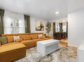 Downtown Naperville Retreat with King bed Near Riverwalk Dedicated Workspace Free Garage Parking Patio