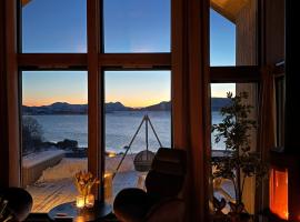 Cabin with sea view，Moen的飯店