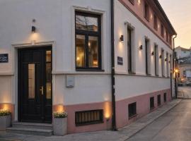 Imaginator Rooms Pool & Spa PARKING ON REQUEST, khách sạn ở Novi Sad