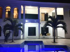 Luxury Modern 5 Bed Rooms Villa in Jabang with private Pool, Hotel in Jabang