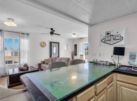 3BR Retreat – 2 Mins to WinStar | Peaceful & Fun、タッカービルのホテル