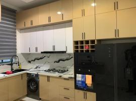 Luxury 3-Bedroom Home in Lekki Phase I with Pool & Gym – hotel w mieście Lagos