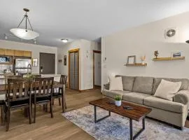 Pines & Peaks - 2 Bedroom Condo with Mountain Views - Pool & Hot Tubs