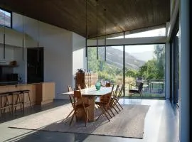 Harrier House - Luxury - Mountain Views