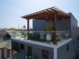 5 Bedroom in East Legon Trasacco has Bar Rooftop, hotell i Madina