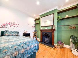 Stylish London Flat with Free Parking & Fast Transport to Central London, hotell i Plumstead