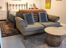 Guest suite-2 beds,private entry, bathroom & laundry