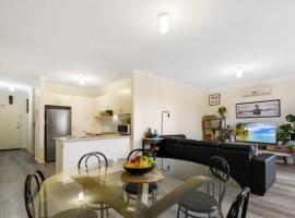 Ground level unit with private courtyard، فندق في ميلتون