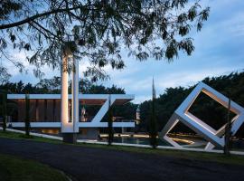 Nebulae - Water Cube Suite & YogaDeck, Hotel in Heredia