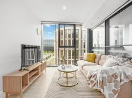 Chic 1BR in Canberra CBD w Pool, Gym n Parking