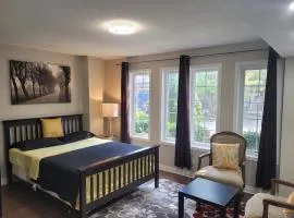 Modern Studio w-Kitchen - Parking Near Appleby GO - 40 Min to Toronto