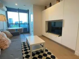 2BedApt near Market College MelCentral