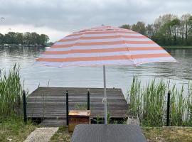 Twee slaapkamer stacaravan met vissteiger – hotel w mieście Hengelo