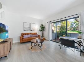 Charming 3BR - Prime Northwood Location, hotel v mestu Tustin