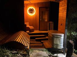 薪サウナxBBQx貸切宿 整う贅沢ステイ D6 Makiwarina 薪割りーな, hotel a Kyonan